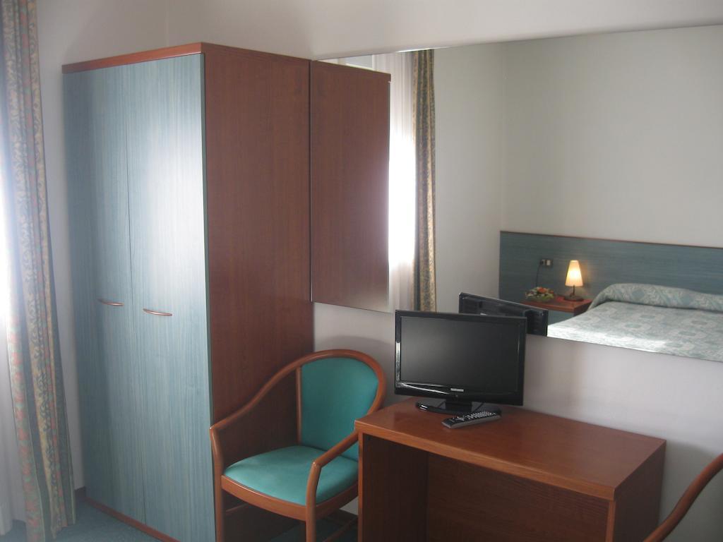 albergo del turista srl Vernasca Habitación foto