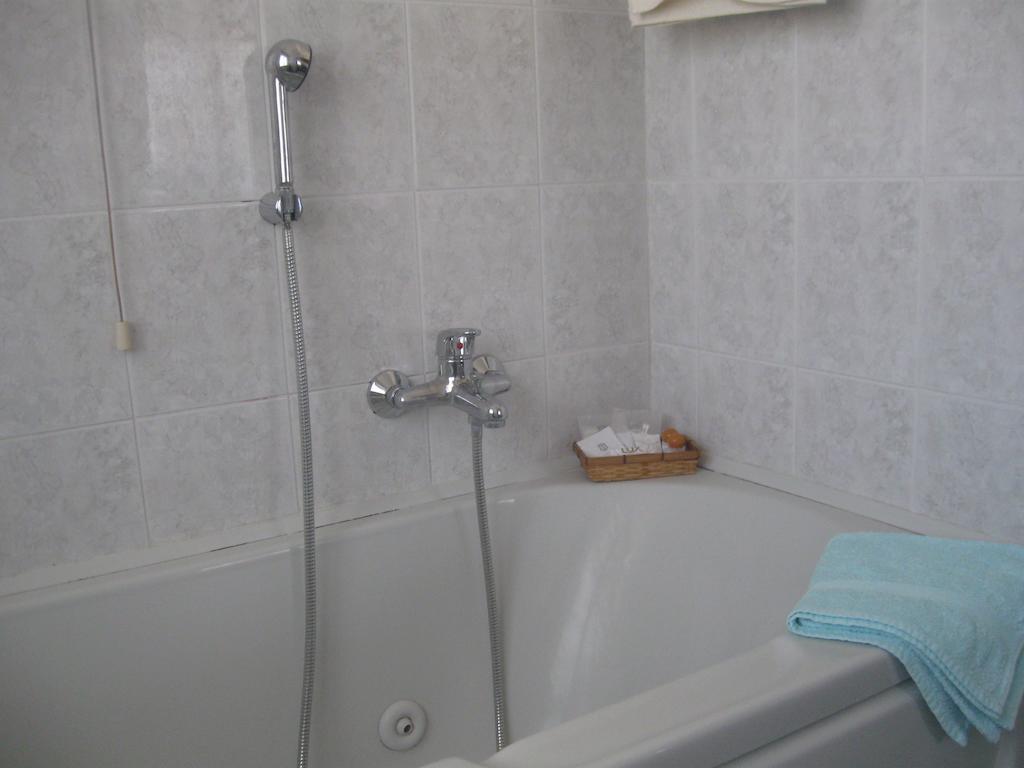 albergo del turista srl Vernasca Habitación foto