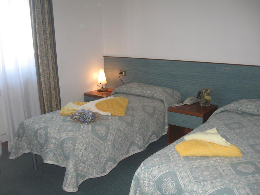 albergo del turista srl Vernasca Habitación foto