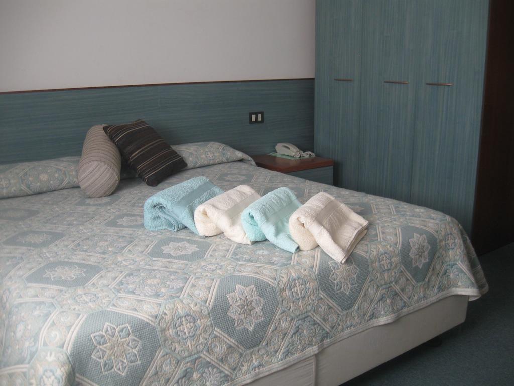 albergo del turista srl Vernasca Habitación foto