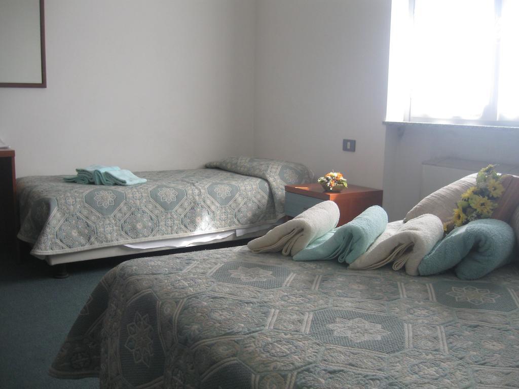 albergo del turista srl Vernasca Habitación foto